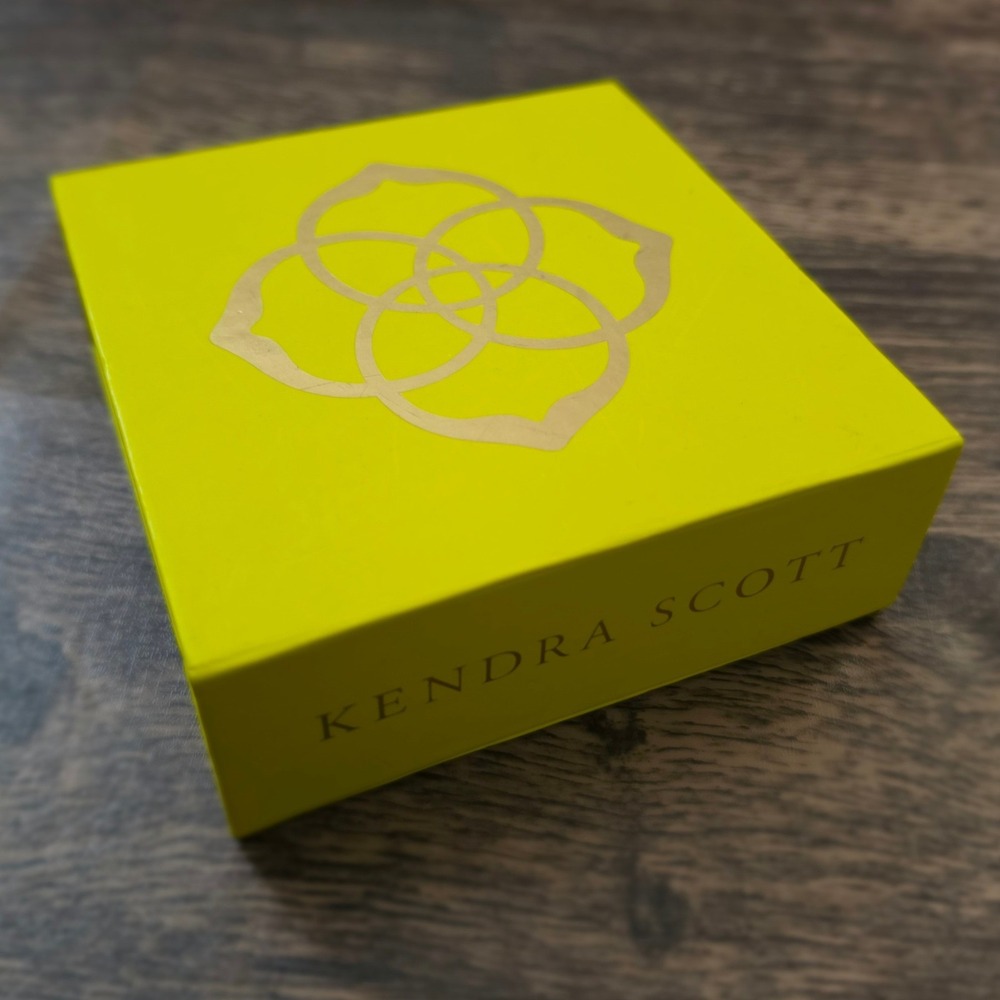 KENDRA SCOTT Jewelry Gift Box Womens Neon Yellow Gold Magnetic Closure